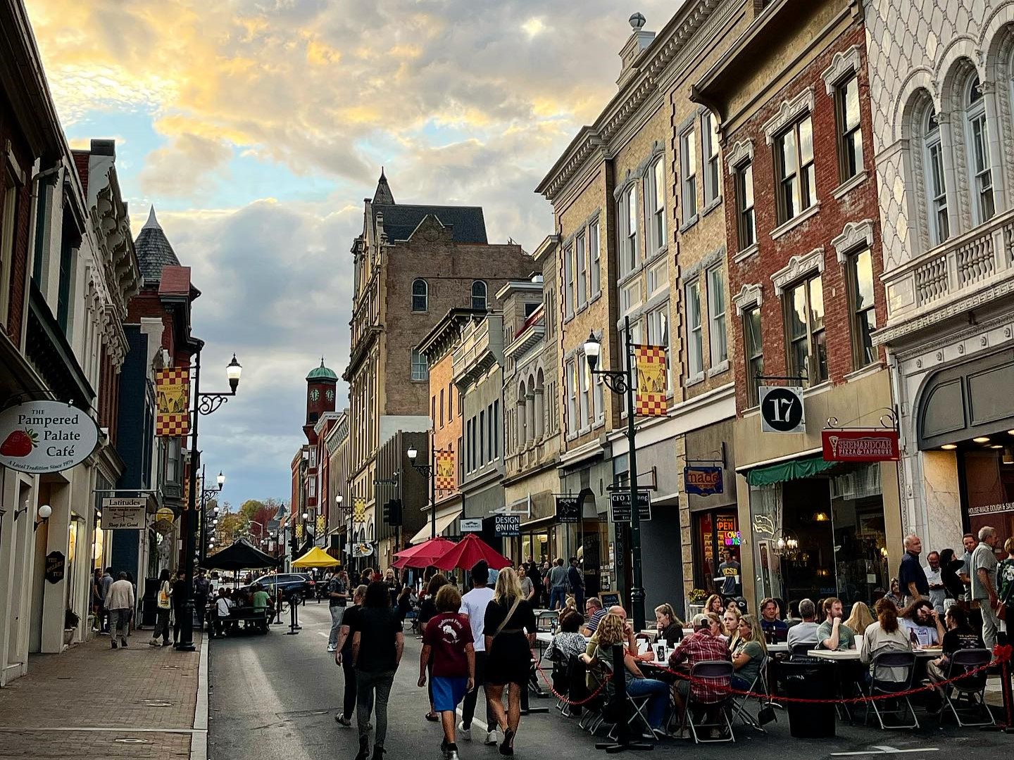 
 
Bustle in nearby downtown Staunton
 
 