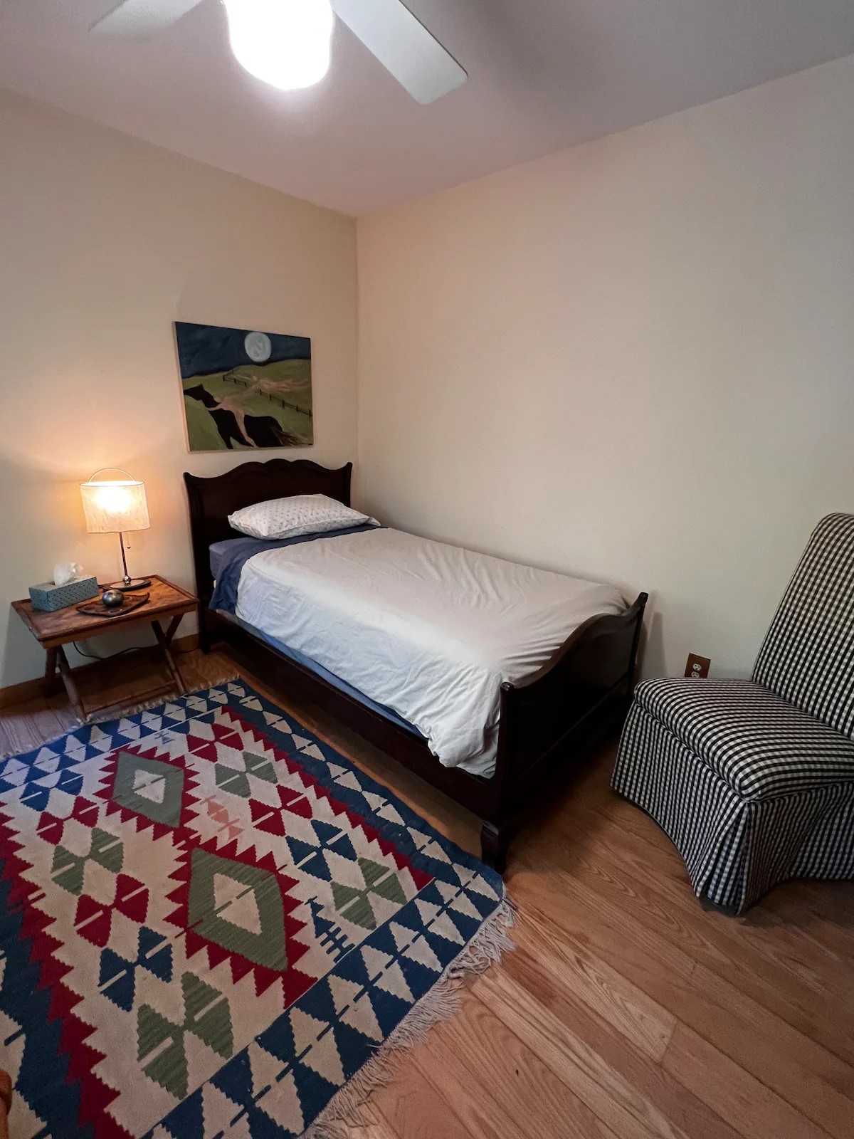 
 
Very comfortable mahogany twin bed in an serene setting upstairs. Large writing desk and beautiful view.
 
 